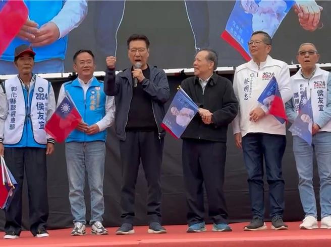 国民党副总统候选人赵少康（左二）23日为彰化县一选区立委候选人阮厚爵（左二）站台助选。（民眾提供／孙英哲彰化传真）