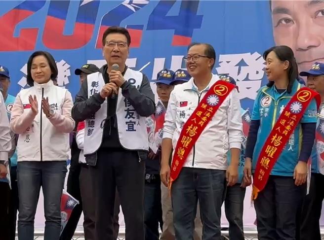 国民党副总统候选人赵少康（左二）23日为彰化县二选区立委候选人杨曜聪（右二）站台助选。（民眾提供／孙英哲彰化传真）