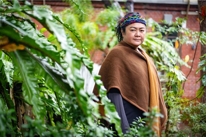 巴奈推出首張個人台語專輯《夜婆》，唱出早年農村女性處境。（羅永銘攝）