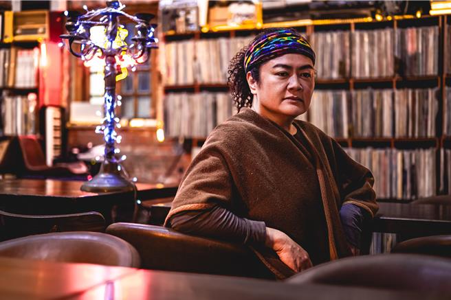 巴奈首波主打歌〈夜婆〉，隱喻小三無法見光的虐戀之情。（羅永銘攝）