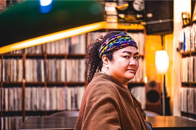 巴奈推出首張個人台語專輯《夜婆》，唱出台灣女性的認份與美麗。（羅永銘攝）