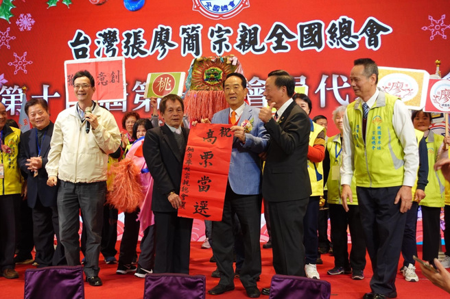 宋楚瑜今日參加張廖簡宗親祭祖，呼籲兩岸和張廖簡宗親一樣，血濃於水不可分離。(戴志揚翻攝)