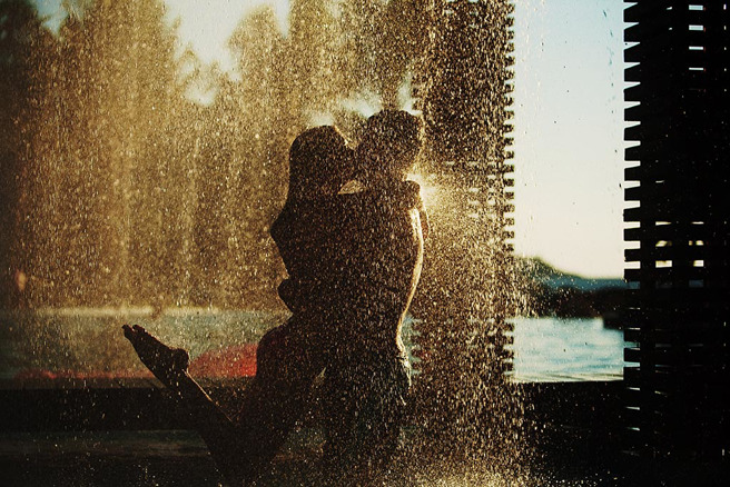 大楼管委会直接将小情侣激战的羞耻画面，刊登在社区公告栏。（示意图／达志影像）