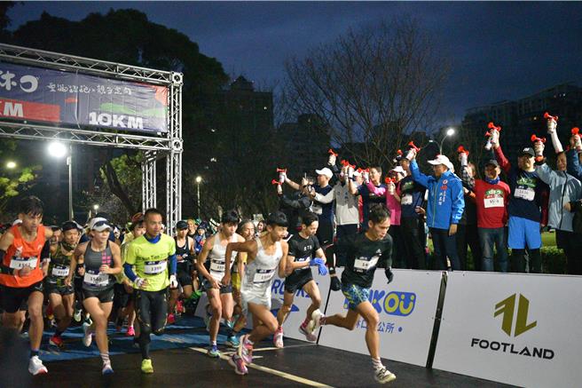 「2023 FUN林口圣诞路跑X亲子定向」今(23)日开跑。（林口区公所提供）