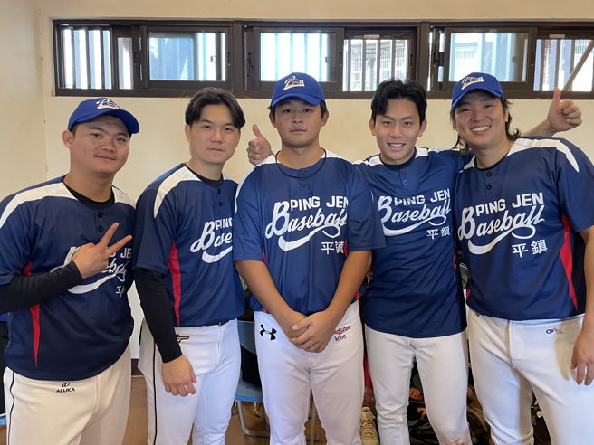 富邦悍将戴培峰（右二）在12月16日喜获麟儿，好友林靖凯（左起）、江坤宇、江国谦、古林睿炀组成「豪华乾爹团」。（毛琬婷摄）