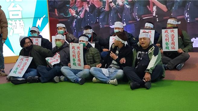 中华快递工会员工进入赖的竞总内静坐、抗议。（警方提供）