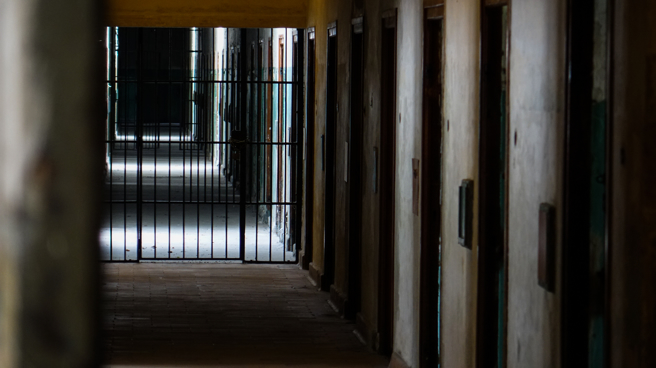 马来西亚一名女子先前因丈夫殴打虐死7岁的儿子，法院审理后以「串谋罪」将她一同判入狱长达6年之久。（示意图 / shuttershock）