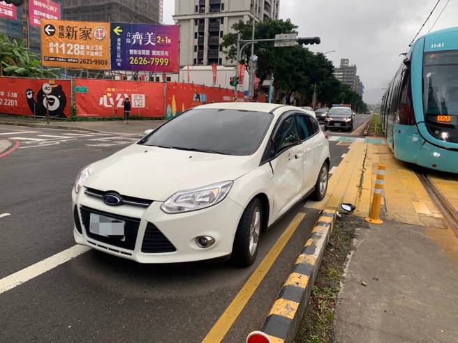 淡水轻轨捷运今23日下午15时46分许发生一起事故，一辆自小客车不明原因左转与轻轨车辆发生擦撞。（图／警方提供）