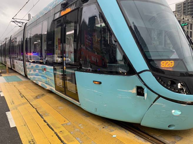 淡水轻轨捷运今23日下午15时46分许发生一起事故，一辆自小客车不明原因左转与轻轨车辆发生擦撞。（图／警方提供）