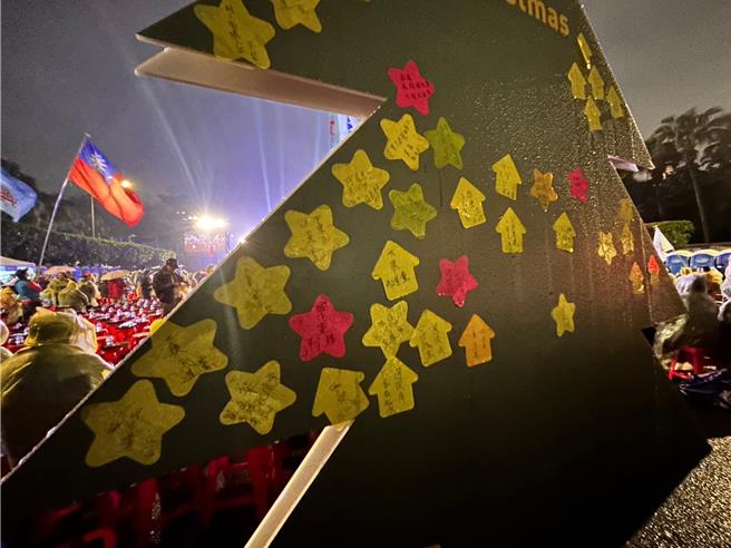 民眾入口处也设置一株圣诞树，民眾可以写下2024大选愿望，不少民眾写下「下架民进党」、「贪官下台」、「侯友宜当选」等字语。（陈薏云摄）