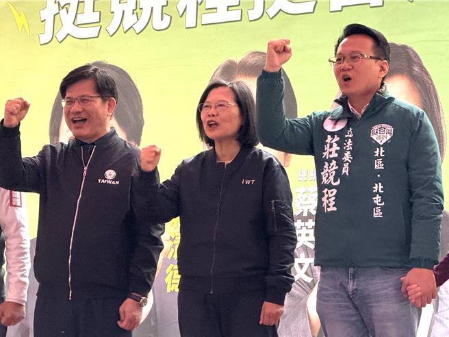 2024大選進入衝刺階段，蔡英文總統（中）、總統府祕書長林佳龍（左）23日到台中市北屯區四張犁三官堂為台中五選區立委候選人莊競程（右）助講，拉抬聲勢。（潘虹恩攝）