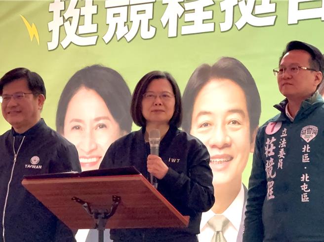 2024大選進入衝刺階段，蔡英文總統（中）23日到台中市北屯區四張犁三官堂為台中五選區立委候選人莊競程（右）輔選。她細數政績，並表示經濟成長是大家共享，無債留子孫、大灑幣。（潘虹恩攝）