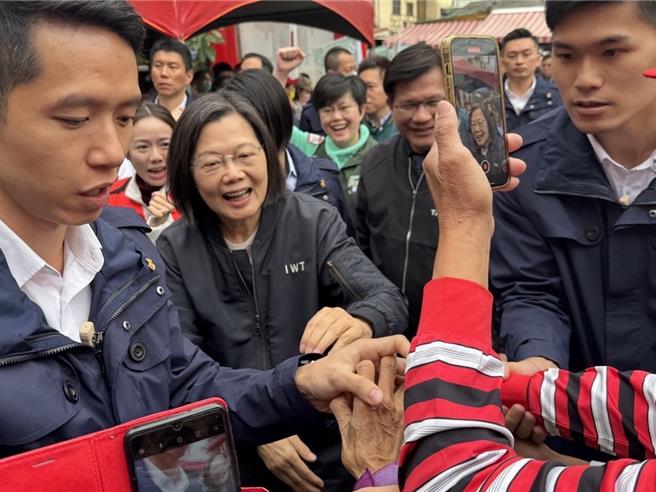 2024大選進入衝刺階段，蔡英文總統（中）23日到台中市北屯區四張犁三官堂為台中五選區立委候選人莊競程輔選，鄉親熱情歡迎，爭相握手。（潘虹恩攝）