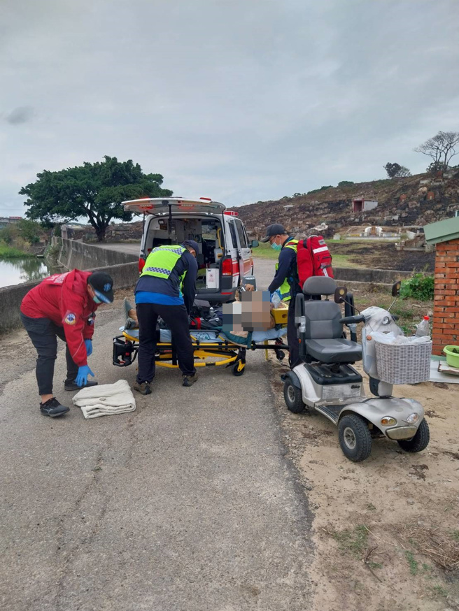 苗栗县苑里镇1名73岁李姓男子突然在菜园中昏倒，消防人员获报抵达时已失去生命迹象，紧急将他送医急救，现场留有一部4轮电动代步车。（图／民眾提供）