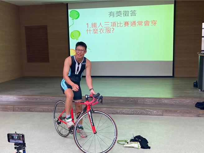 嘉义县永庆高中近日一连举办4场「永庆YC Talk show」，理化老师韩百增分享自己参加铁人三项的经验。（永庆高中提供／吕妍庭嘉义传真）