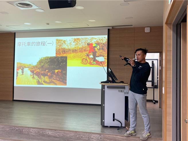 体育老师官智仁分享他在东南亚各国旅游途中的诸多趣事。（永庆高中提供／吕妍庭嘉义传真）