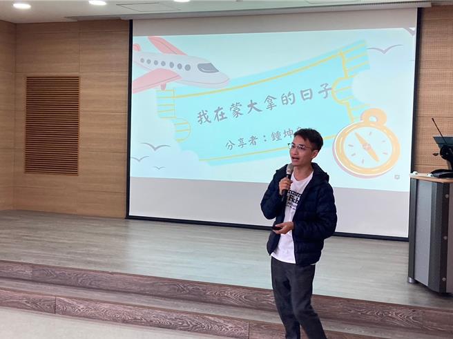 英文科老师锺坤良分享数年前至美国留学经验。（永庆高中提供／吕妍庭嘉义传真）