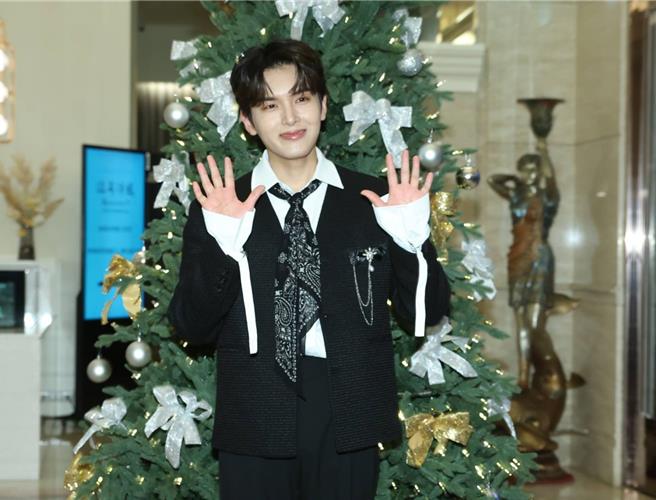 厲旭來台參加「2023 BAR BO 祭」，下午出席記者會開心祝粉絲耶誕快樂。（粘耿豪攝）