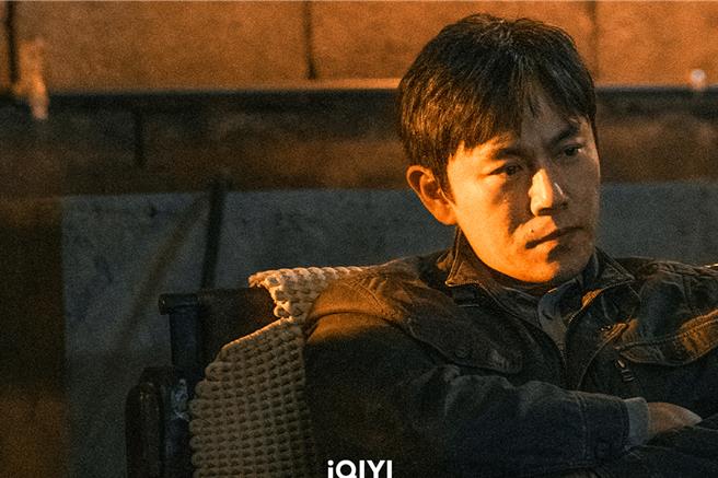 秦昊饰演三大队刑警队长「程兵」，为伸张正义而奔走。（iQIYI国际站提供）