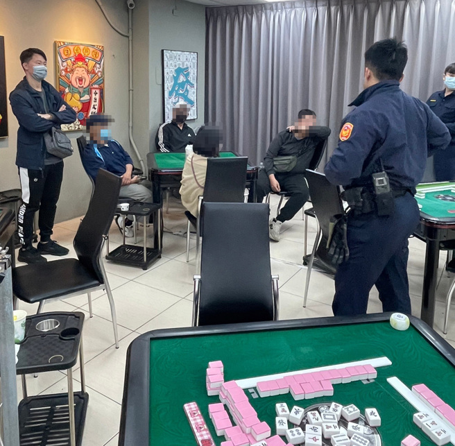 4名赌客公然以麻将对赌，虽然表面上是以麻将馆提拱的筹码计算输赢。（图／警方提供）