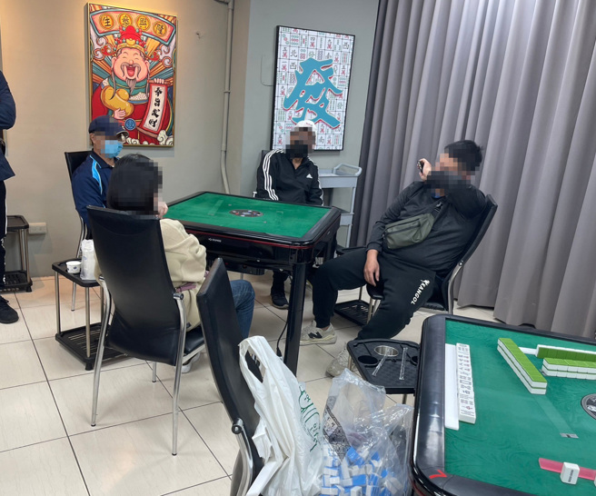 4名赌客公然以麻将对赌，虽然表面上是以麻将馆提拱的筹码计算输赢。（图／警方提供）