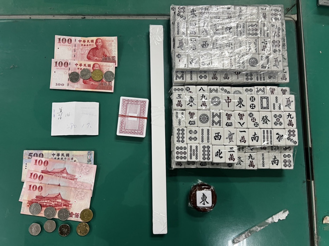 警方查扣赌资现金新台币960元、麻将桌开台费新台币280元、麻将牌2副、牌尺4支、搬风1个、扑克牌1副（筹码）等证物。（图／警方提供）
