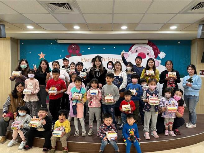 童綜合醫院23日舉行「探索類血友病的小世界 耶誕奶油膠DIY」活動，現場計有60多名小朋友與家長共襄盛舉，在耶誕節「搞創意」，增進親子間情感。（童綜合醫院提供／張妍溱台中傳真）