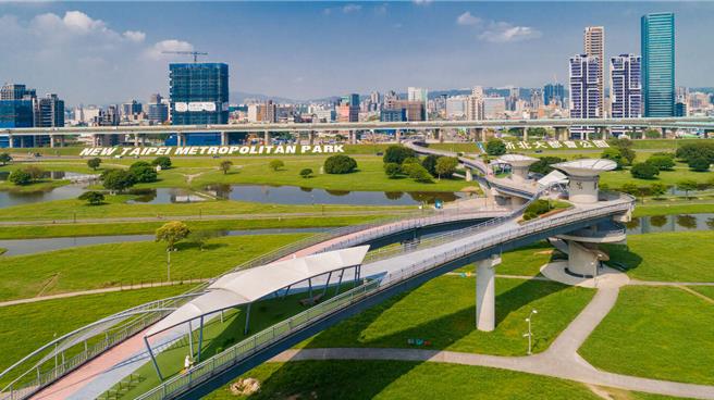 新北市协拍中心统计发现，有自然河岸景观、广阔绿地与装置艺术的新北大都会公园，满足广告、MV、电视节目等多元拍摄需求，成为新北市热门拍摄景点第一名，包含电视节目「社长之路」、受金钟奖多项提名的电影「逆局」等都在此取景。（新北市新闻局提供）