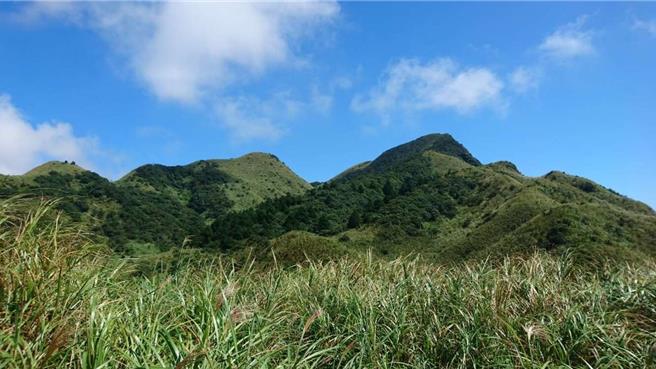 灿光寮位于之名登山景点「淡兰古道」上，早期途经淡兰古道的旅客聚集在此成为聚落，现今仍可在此看到昔日古厝遗迹，因地处幽静、视野辽阔，深受文艺片取景青睐。（新北市新闻局提供）