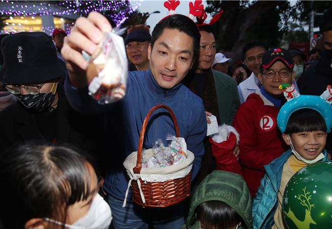 「2023台北耶诞爱无限」健走报佳音活动，今日下午在台北真理堂揭开序幕，由台北市长蒋万安带领队伍，沿途不仅向民眾报佳音，还发送耶诞小礼物。（季志翔摄）