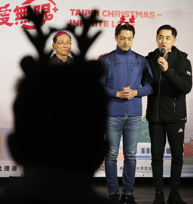 台北市长蒋万安23日出席2023臺北耶诞爱无限健走报佳音活动，他在台上闭目接受牧师们为他祷告祈福。（季志翔摄）