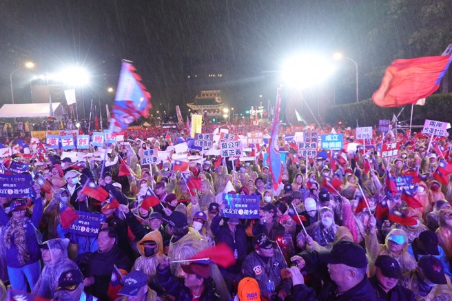 国民党23日在凯道举行「台湾平安，人民侯康」造势晚会，大批民眾到场挥舞旗帜与标语，力挺「侯康配」。（姚志平摄）