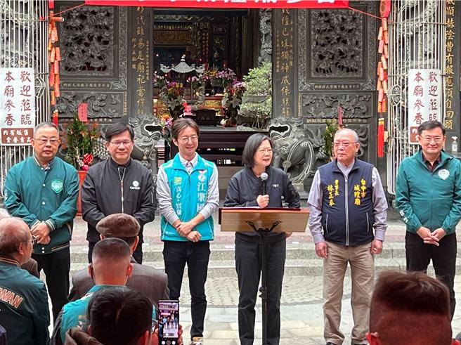 蔡英文总统（右三）今天到台中城隍庙参拜、替中六选区立委候选人江肇国（左三）辅选。（张亦惠摄）