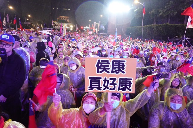 国民党23日在凯道举行「台湾平安，人民侯康」造势晚会，大批民眾到场挥舞旗帜与标语，力挺「侯康配」。（姚志平摄） 
