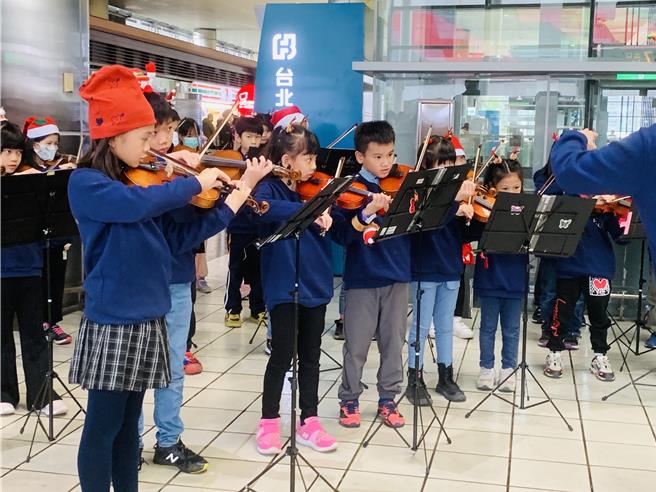 桃园市青埔国小弦乐团由40位热爱音乐的学生组成，并获学校及家长肯定支持。（台湾高铁提供／蔡明亘桃园传真）