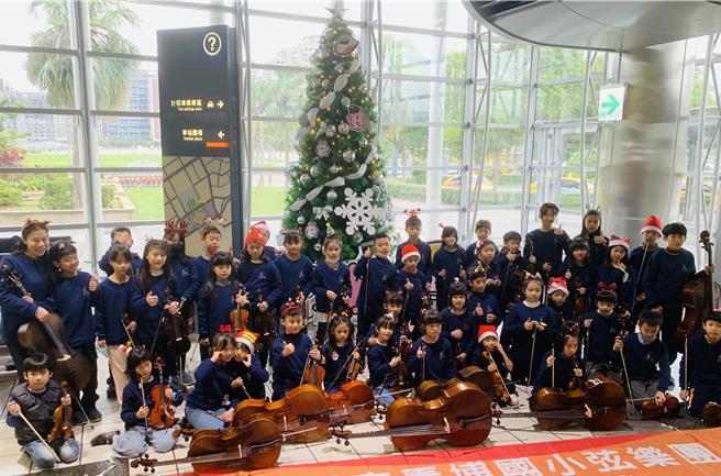 桃园市青埔国小弦乐团由40位热爱音乐的学生组成，并获学校及家长肯定支持。（台湾高铁提供／蔡明亘桃园传真）