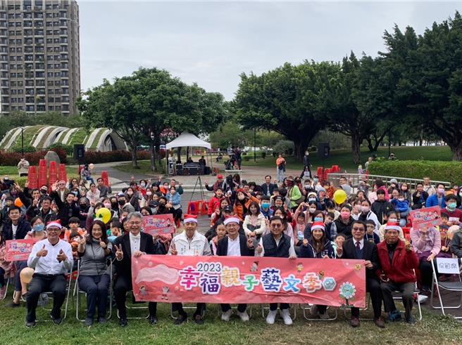 立委张廖万坚与台中市阳光城市发展协会举办「幸福亲子艺文季」，今天下午邀请NTSO台湾管乐团在西屯区逢甲商圈旁的文修公园演出。（张廖万坚提供／张亦惠台中传真）