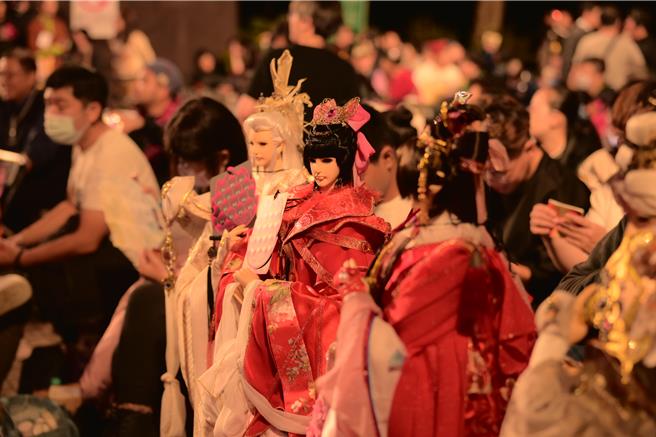 現場粉絲帶著戲偶同樂。（台南市文化局提供／曹婷婷台南傳真）