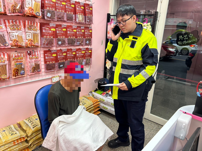 新北市1名64歲許姓老翁，21日16時許因患有失智迷路。（圖／警方提供）