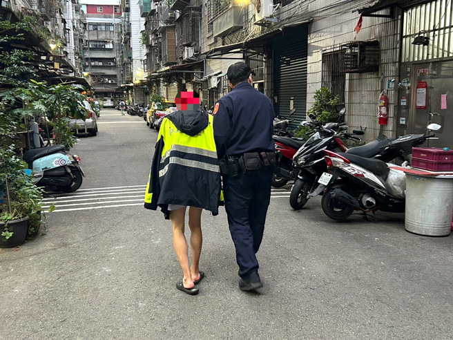 新北市1名64歲許姓老翁，21日16時許因患有失智迷路。（圖／警方提供）