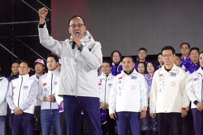 國民黨23日在凱道舉行「台灣平安，人民侯康」造勢晚會，黨主席朱立倫致詞。（姚志平攝）