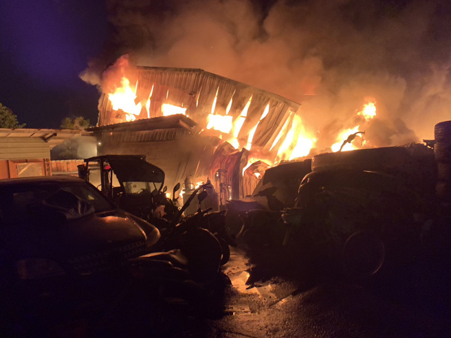 今23日晚間20時許，新北市林口區菁埔發生火警。（翻攝畫面）