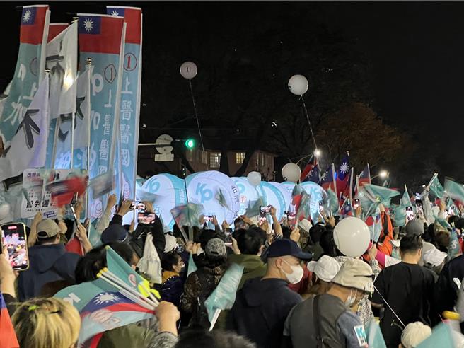 民眾党总统候选人柯文哲23日晚间到高雄市冈山区参加造势晚会，许多民眾等候他进场。（林瑞益摄）