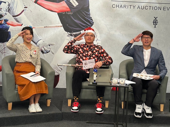 旅美棒球好手張育成（中）23日舉辦「實戰球具公益拍賣會」，最終募得新台幣265萬4500元。（主辦單位提供）