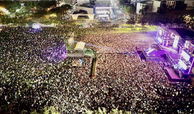 台南首場跨年耶誕演唱會現場人氣爆棚。（台南市政府提供／曹婷婷台南傳真）