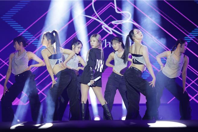 韓國女團MAMAMOO團員輝人WHEE IN一出場就引來吸引台下粉絲暴動。（台南市政府提供／曹婷婷台南傳真）