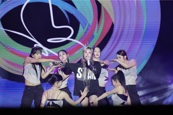 韓國女團MAMAMOO團員輝人WHEE IN一出場就引來吸引台下粉絲暴動。（台南市政府提供／曹婷婷台南傳真）