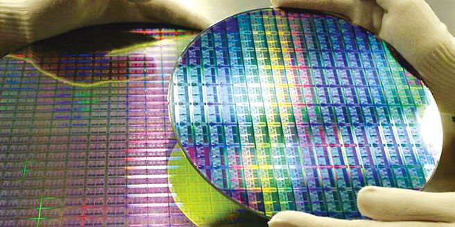 美国政府将自2024年1月对中国成熟制程晶片展开调查，不排除徵收关税与出口管制。图／美联社