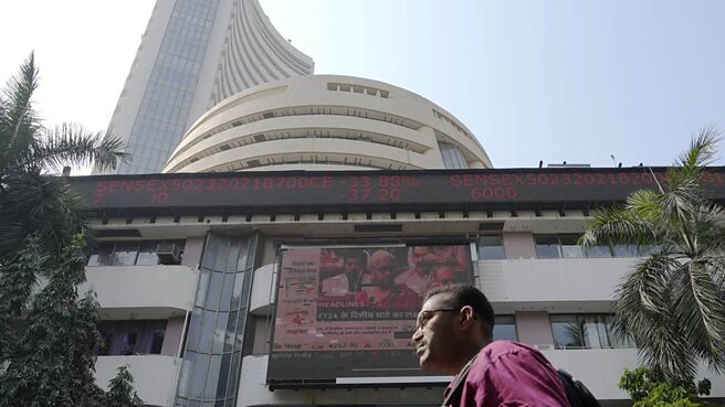 印度股市跃居全球第七大股市，不少媒体开始吹捧印度，认为印度是1990年代或2000年代的中国。图／美联社