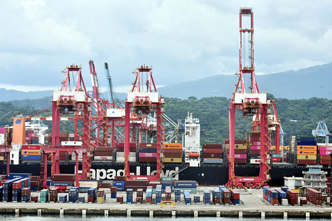 这波红海危机带动欧洲与地中海航线运价大涨，台股本周资金聚焦在货柜三雄身上。图／本报资料照片